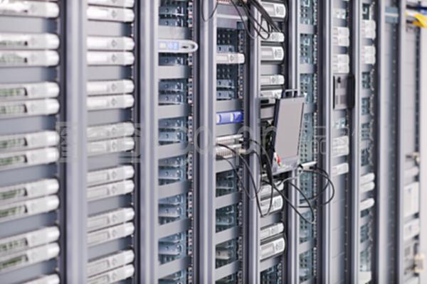 網(wǎng)絡(luò)服務(wù)器室中的數(shù)據(jù)庫與計(jì)算機(jī)網(wǎng)絡(luò)服務(wù)