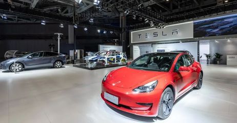 進(jìn)博的熱度上海的溫度 | 拆解版特斯拉亮相，上海超級(jí)工廠“搬”上展臺(tái)，數(shù)據(jù)與網(wǎng)絡(luò)服務(wù)成焦點(diǎn)